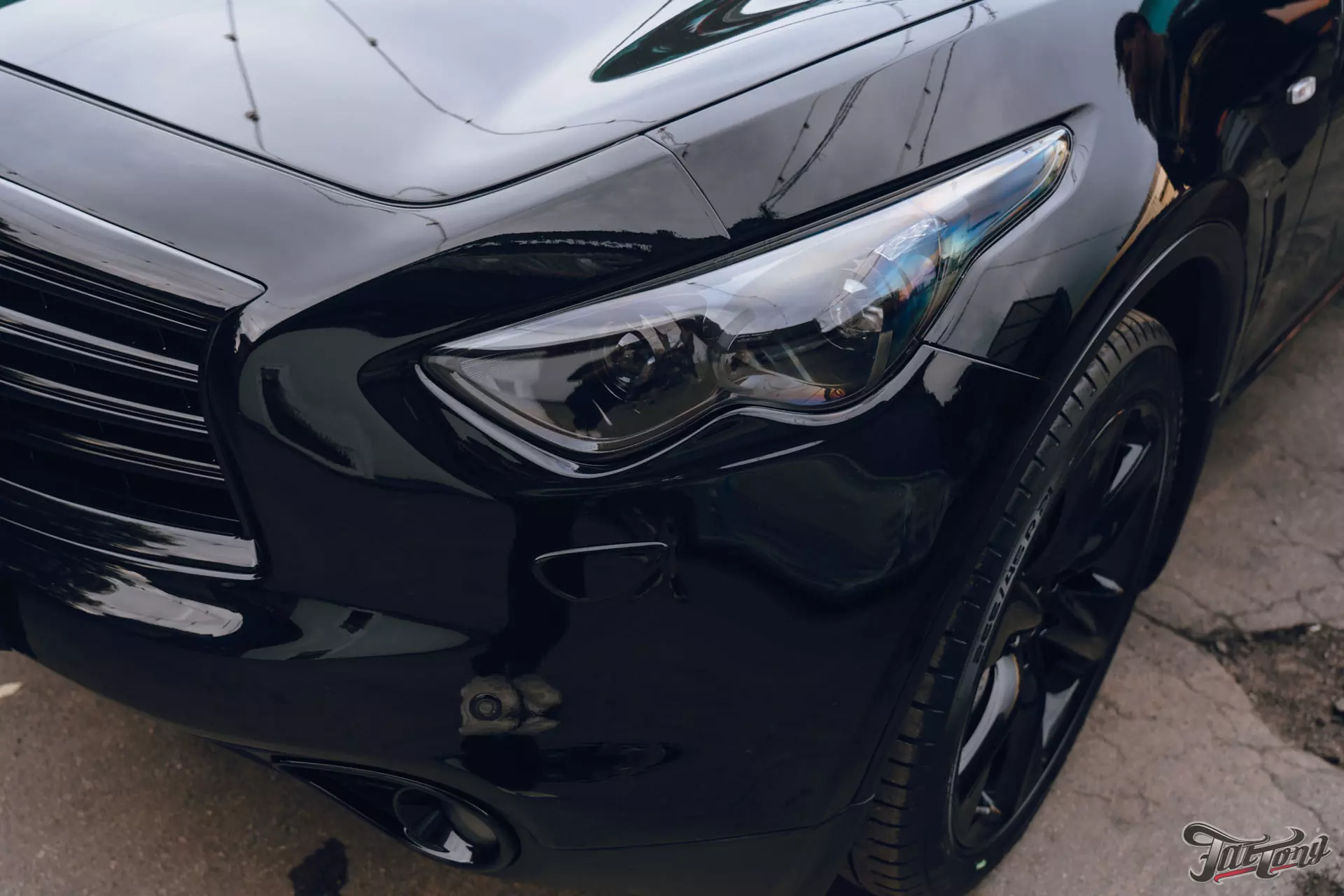 Infiniti QX70. Полировка кузова+керамика. Мойка подкапотного пространства. Химчистка салона. Окрас дисков